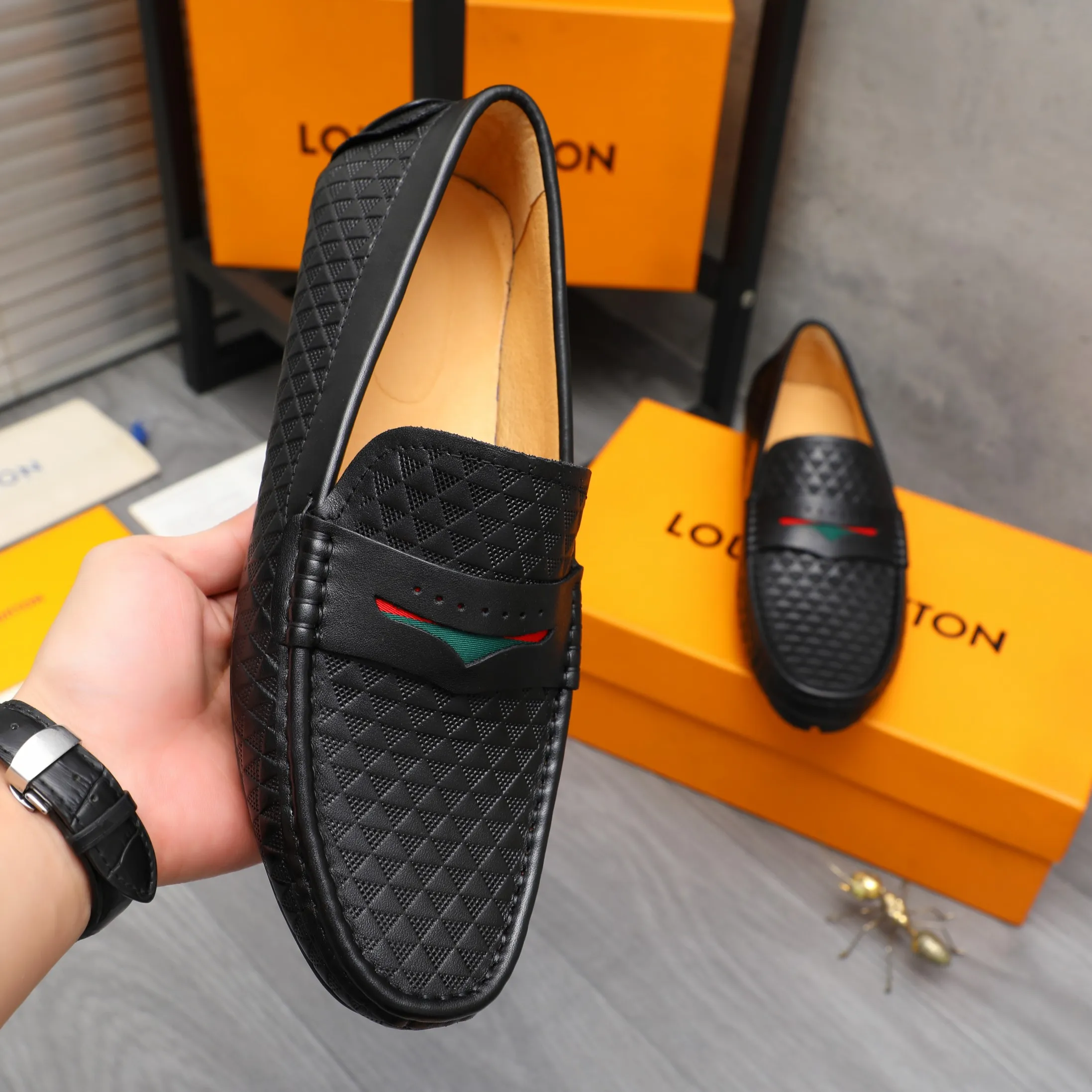 Men's shoes 💰360 Product trademark: LV "Louis Vuitton" casual slip-on men's shoes Regular size: 38-45 Product material: Selected embossed cowhide upper, pigskin lining, rubber outsole